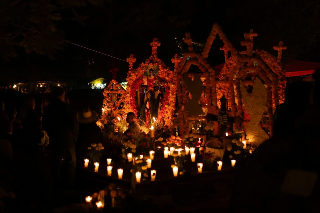 Nuit de la Alumbrada à Oaxaca, bougies et cempasúchil dans le Pantéon General