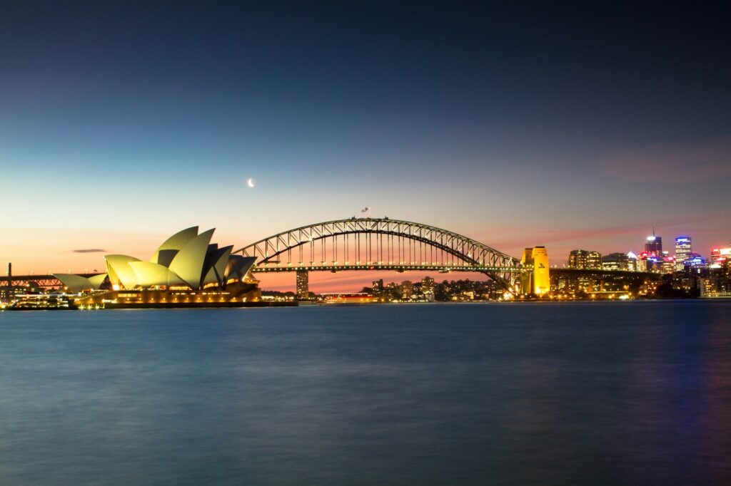 Sydney Harbour iluminado de noche durante Vivid — vistas desde el puerto