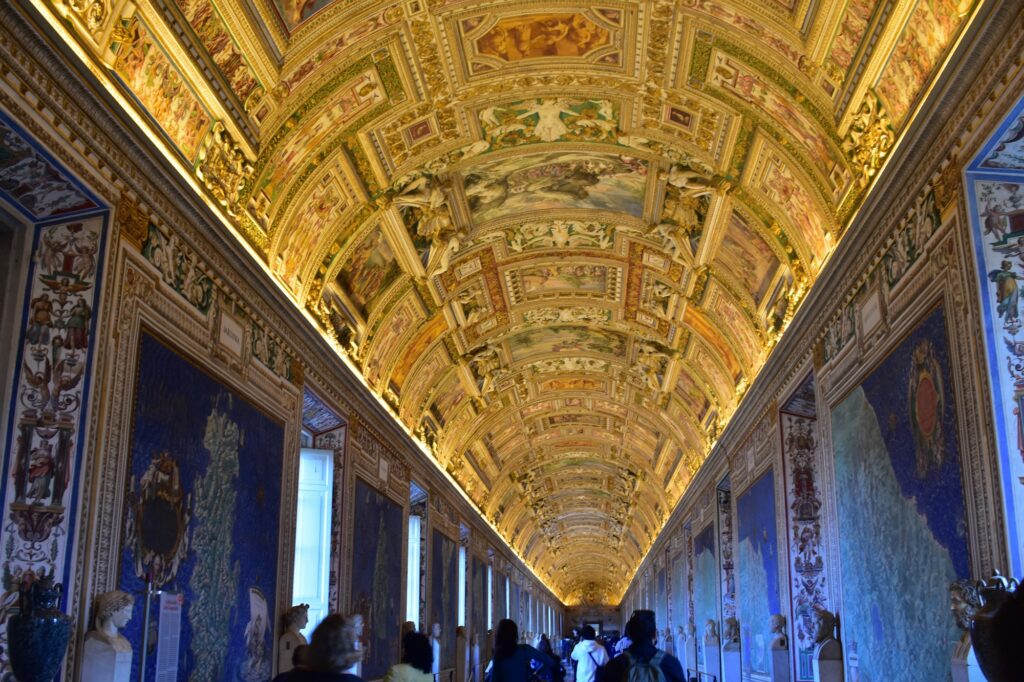 Vue des galeries des Musees du Vatican avec fresques et visiteurs