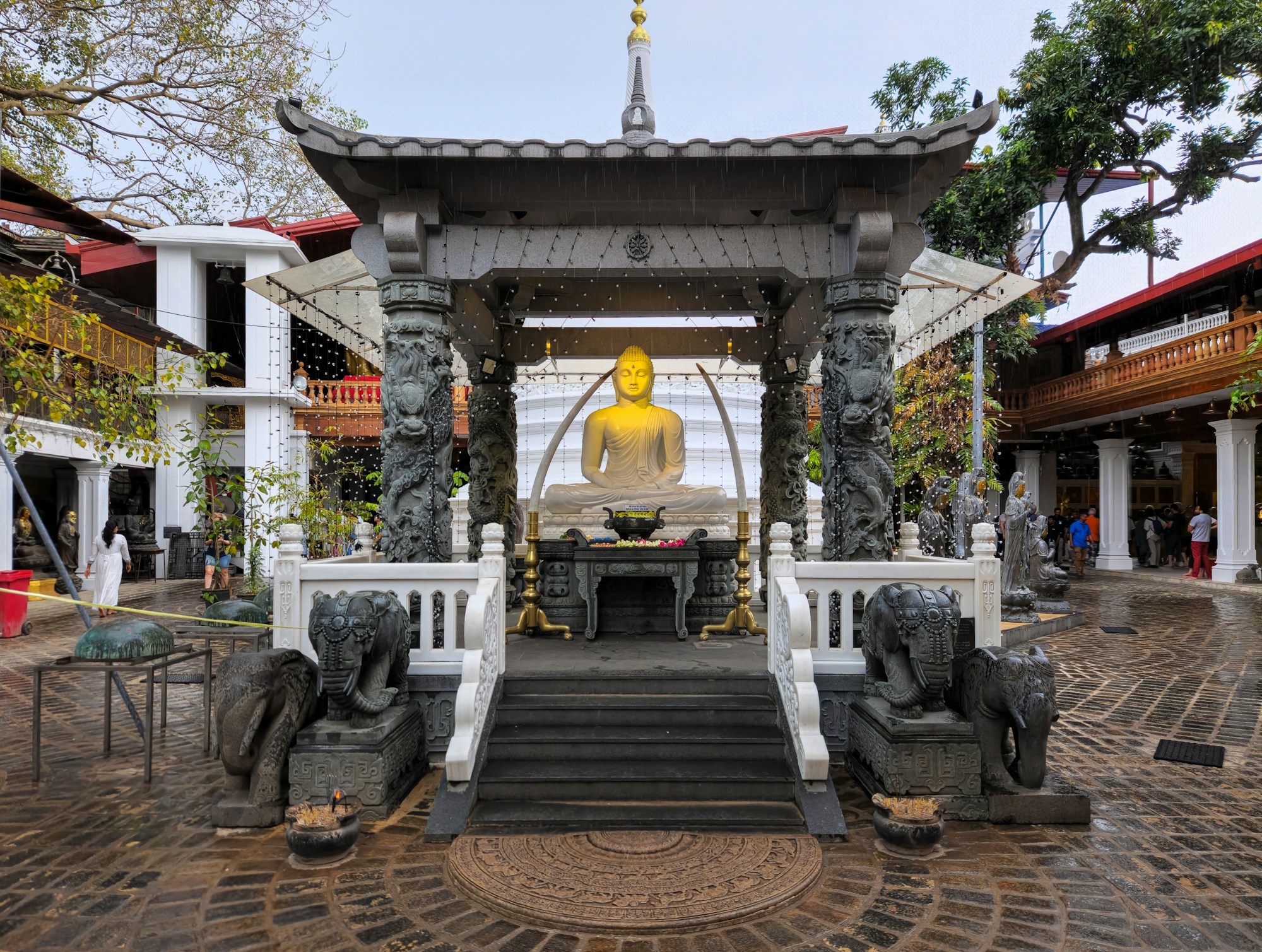 Lanternes et lumières illuminant un temple bouddhiste au Sri Lanka pendant Vesak