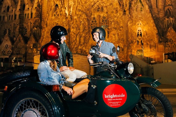 Barcelone by night tour side-car vintage Montjuic Sagrada Familia - 101078P4