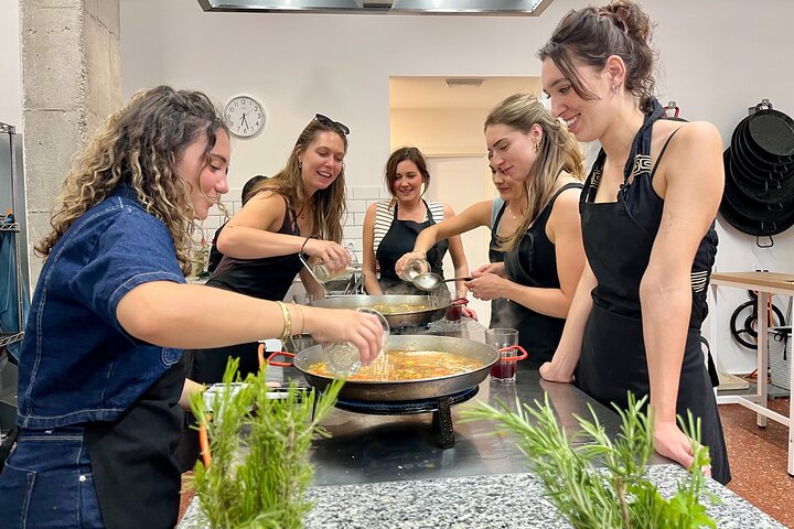 Cours de cuisine Real Paella au marché de Ruzafa Valence avec atelier sangria