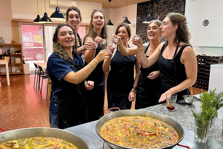 Cours de paella soirée à Valence avec sangria tapas et ambiance festive