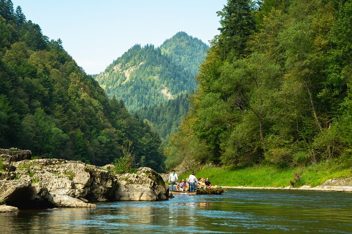 Rafting sur radeaux traditionnels sur la rivière Dunajec dans les Pieniny depuis Cracovie