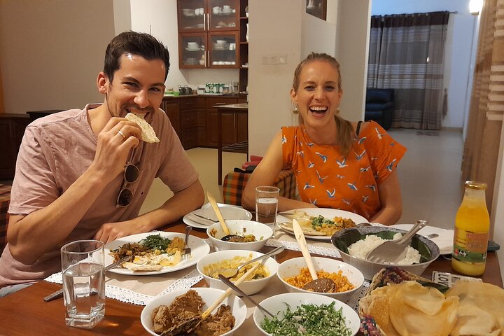 Cours de cuisine sri-lankaise végétalienne à Ella — préparation de curry et de riz au lait de coco