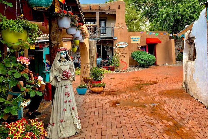 Promenade historique dans Old Town Albuquerque au pied de l'église San Felipe de Neri fondée en 1706