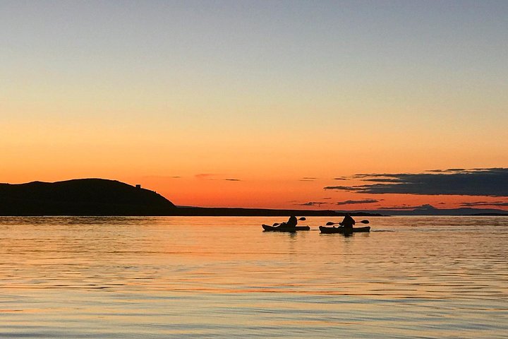 Kayak de mer devant le mont Kirkjufell au soleil de minuit, péninsule de Snæfellsnes, Islande