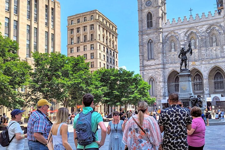 Visite à pied du Vieux-Montréal par MTL Détours — rue du Vieux-Montréal