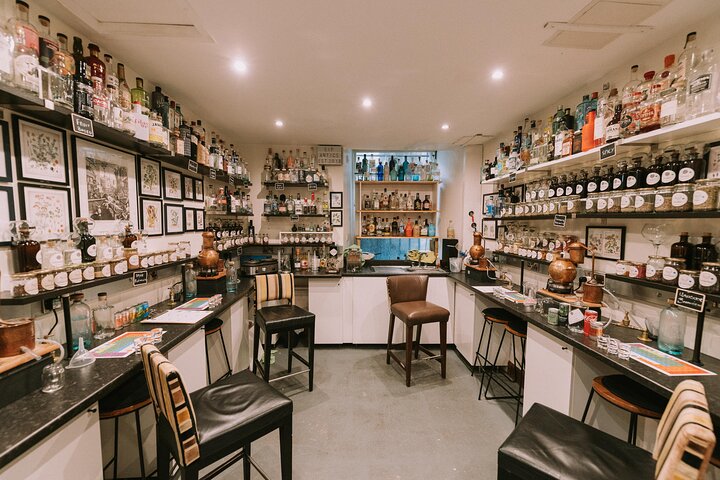Alambics en cuivre de l'atelier distillation de gin au Cumberland Bar d'Édimbourg