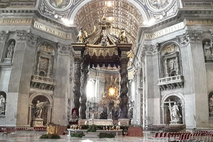 Guide privé commentant une fresque dans les galeries des Musées du Vatican