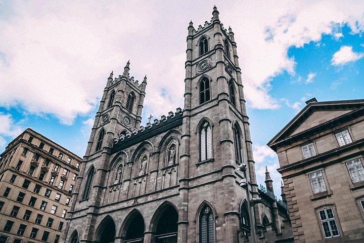 Visite à pied non touristique de Montréal par Spade & Palacio — Place d'Armes