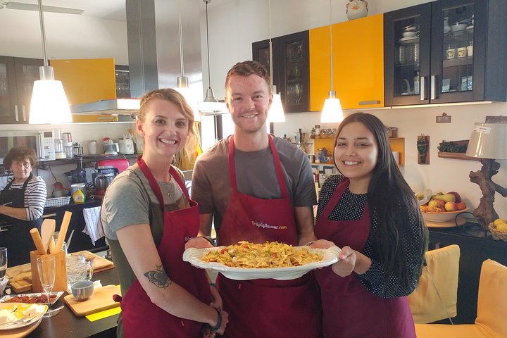 Cours de cuisine sicilienne du marché à la table avec une famille locale à Palerme