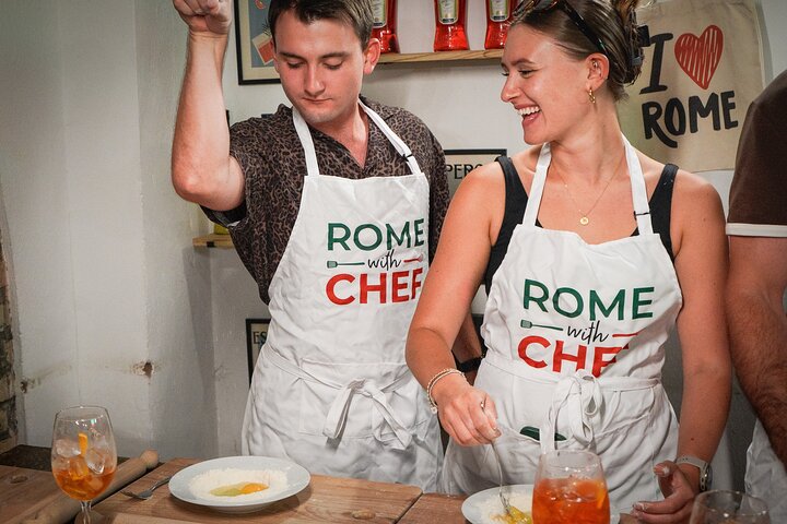 Cours de cuisine cocktail Tipsy Cooking Rome — pâtes et spritz en atelier
