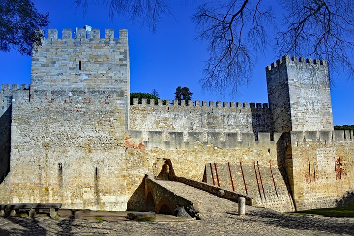 Castillo de San Jorge dominando el Alfama en Lisboa durante una visita sin colas