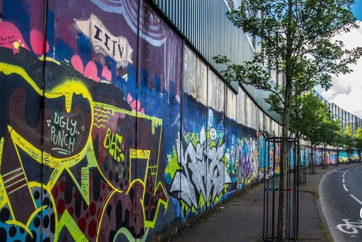 Murales politiques de Falls Road à Belfast, fresques républicaines irlandaises colorées