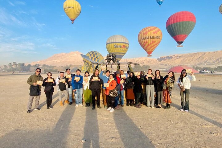Vol en montgolfière au lever du soleil sur la Vallée des Rois Louxor — 15004P29