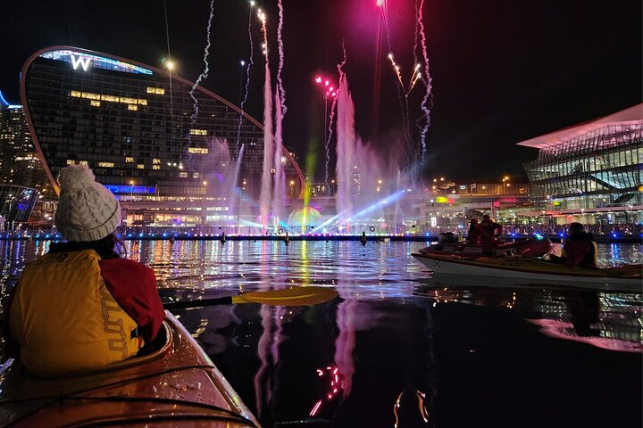 Kayak a la luz de la luna Vivid Sydney — Darling Harbour bajo las luces del festival