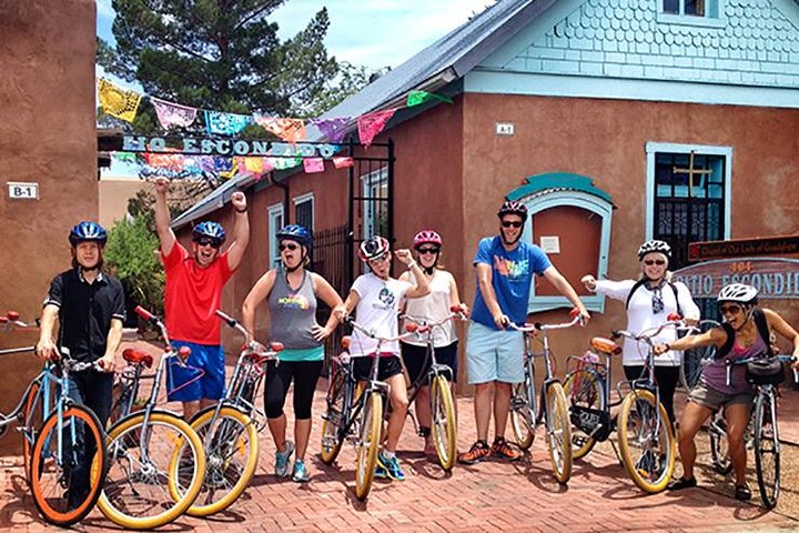 Cycliste longeant les berges boisées du Rio Grande à Albuquerque lors d'une visite guidée nature
