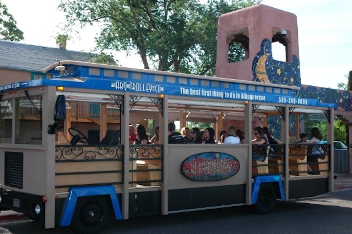 Trolley touristique d'Albuquerque sur l'avenue Central, ancienne Route 66, avec l'Old Town en arrière-plan