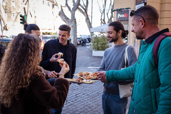 Food walking tour dans les ruelles du Trastevere, guide local et groupe de voyageurs