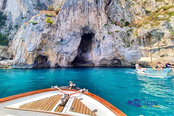 Tour en bateau autour de Capri avec baignade dans les grottes marines et passage sous les Faraglioni