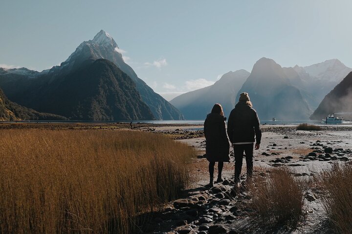 Vol panoramique Glenorchy Air au-dessus des Alpes du Sud vers Milford Sound, vue aérienne fjords Fiordland