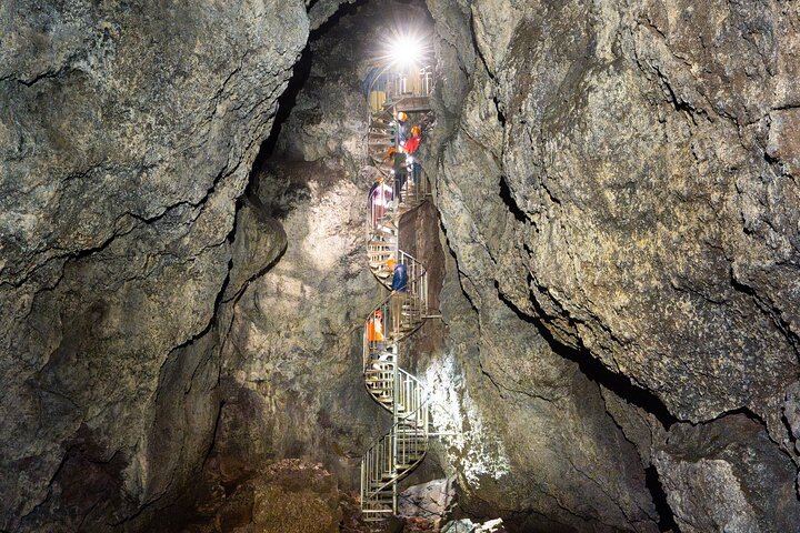 Entrée de la grotte de lave Vatnshellir sur la péninsule de Snæfellsnes près du glacier Snæfellsjökull