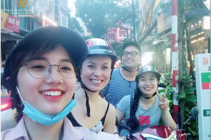 Cuisine de rue en moto dans le Vieux Quartier de Hanoï le soir — arrêts marché Dong Xuan