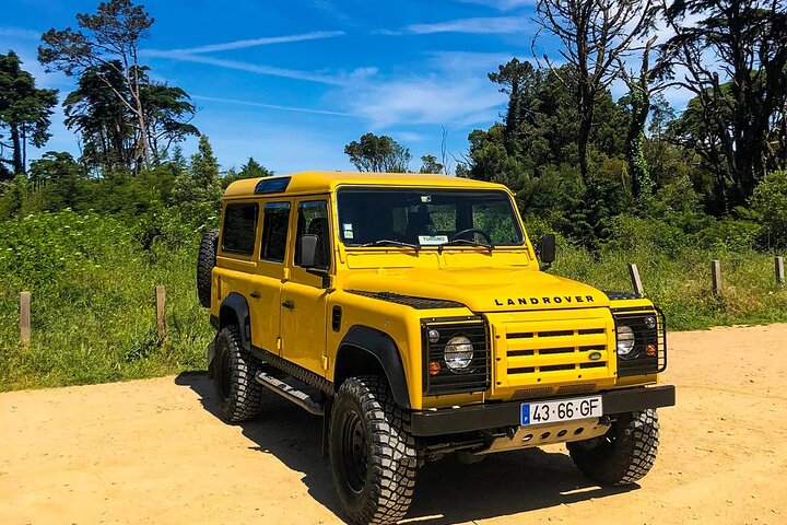 Land Rover 4x4 panoramique sur les collines entre Sintra et Cascais, excursion privée depuis Lisbonne