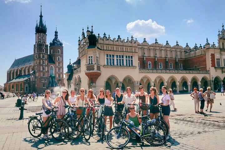 Groupe à vélo devant le château du Wawel à Cracovie, tour guidé 3h vieille ville Kazimierz
