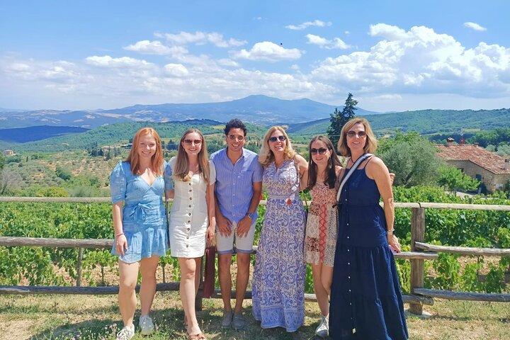 Vinedo de Brunello di Montalcino con vistas panoramicas a la Val d'Orcia en la Toscana