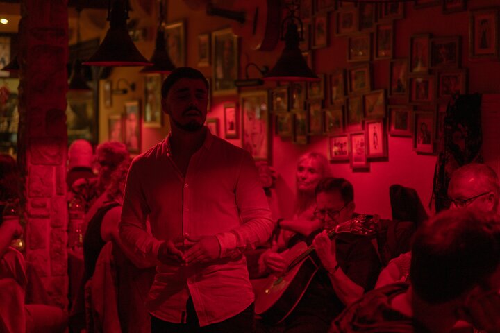 Spectacle de fado live dans une casa de fado traditionnelle d'Alfama à Lisbonne