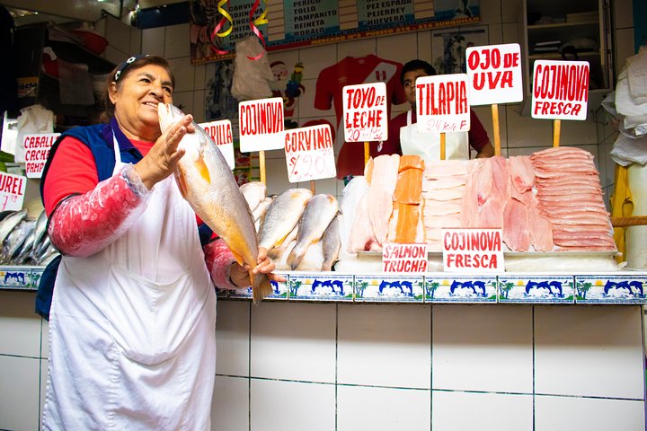 Visite culinaire marchés locaux Lima — produits Andes côte et Amazonie avec guide gastronomique