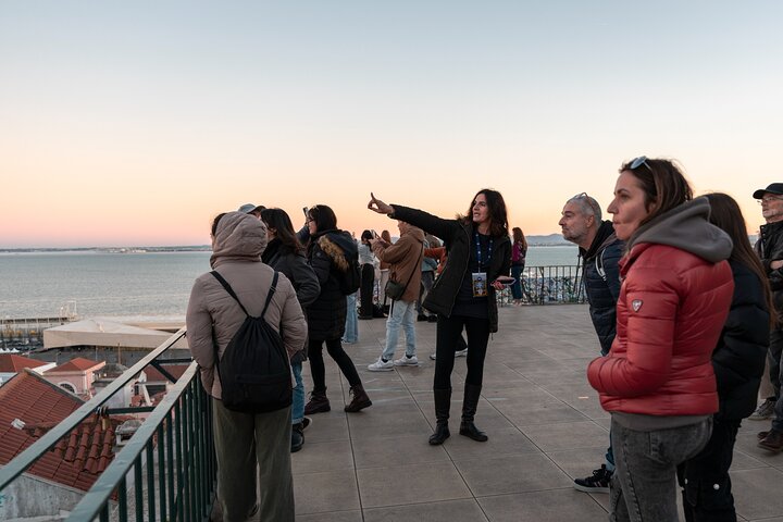 Guide du Free Tour Alfama sous les parapluies bleus devant la Casa dos Bicos avec groupe de visiteurs