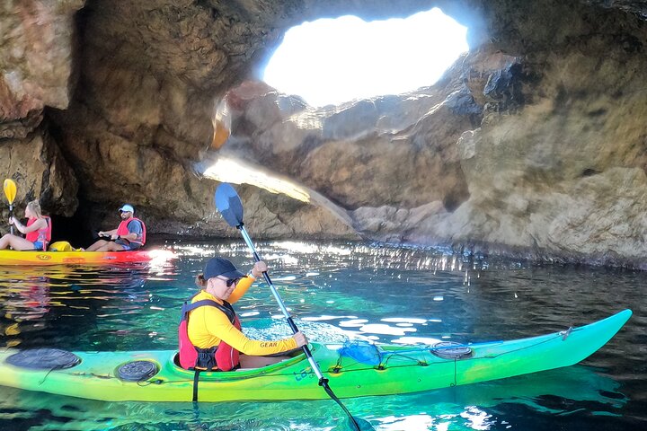 Kayak de mer sur la côte sud de Mykonos avec vue sur l'île de Délos
