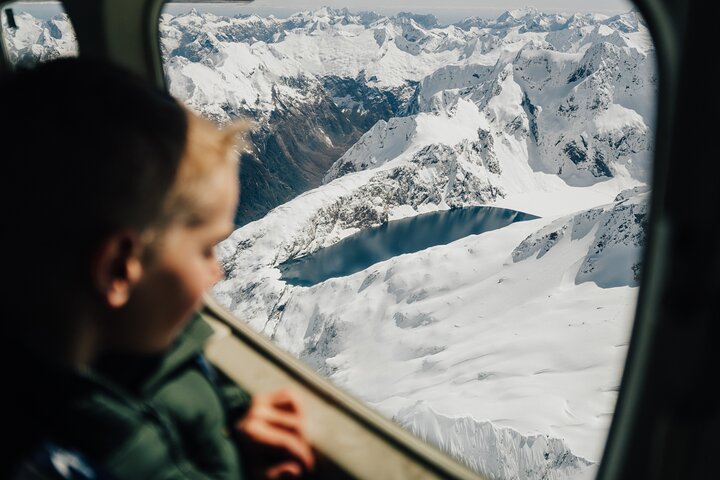 Croisière panoramique Milford Sound avec vols aller-retour depuis Queenstown, cascades et fjord Fiordland
