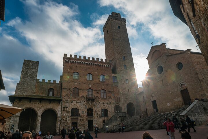 Volterra, ciudad etrusca en lo alto, vista desde la campiña toscana durante una excursion privada