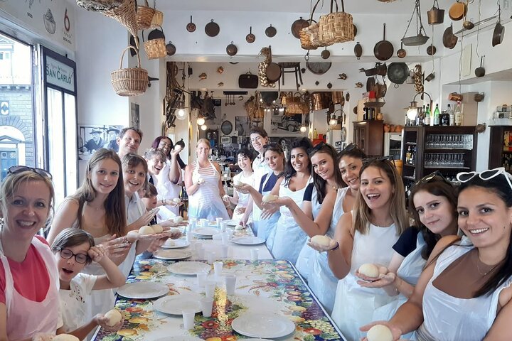 Cours de pizza avec pizzaïolo en pizzeria Via San Carlo Naples