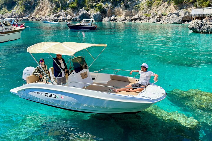 Tour en bateau privé autour de Capri depuis Sorrente ou Positano — itinéraire personnalisé avec capitaine bilingue