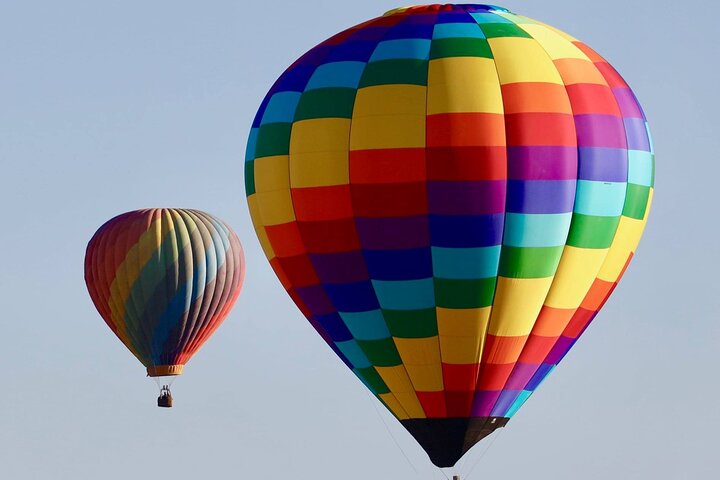 Vol privé en montgolfière au-dessus du Nouveau-Mexique avec vue sur les déserts et mesas