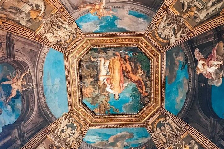 Visiteurs en groupe guidé dans la Basilique Saint-Pierre, nef centrale