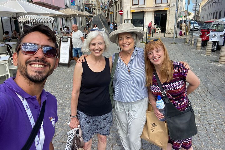 Tuk-tuk privé dans les ruelles pavées d'Alfama avec vue panoramique sur le Castelo de São Jorge