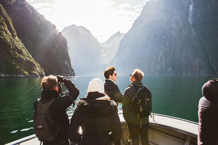 Croisière Milford Sound avec le pic Mitre et les cascades de Stirling Falls, excursion petit groupe depuis Queenstown