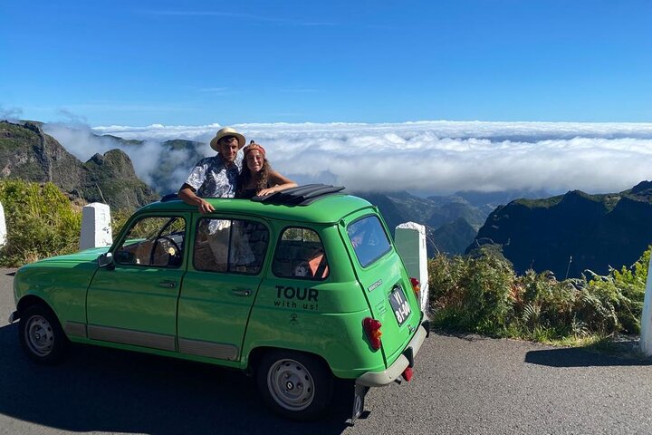 Renault 4L verte descendant la route vers les Fajãs de Cabo Girão, Madère