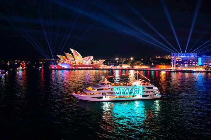 Cena-crucero Vivid Sydney 4 o 6 platos — mesa gastronómica en Sydney Harbour