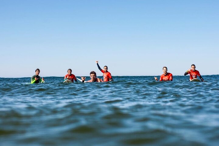 Clase de surf en el Atlantico en Costa da Caparica cerca de Lisboa