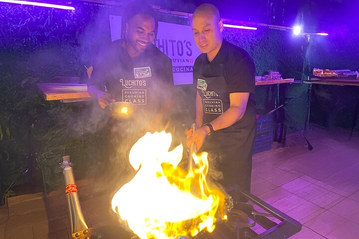 Cours de cuisine Lomo Saltado Lima Miraflores — chef local et technique wok péruvien
