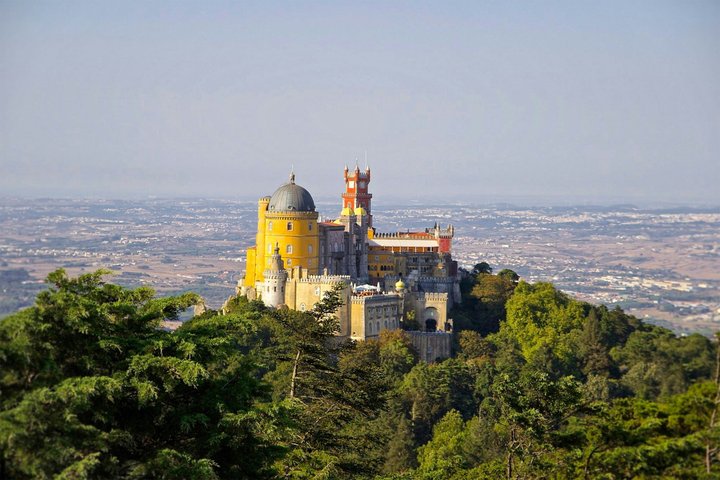 Petit groupe en véhicule climatisé devant le Palais de Pena à Sintra, billet d'entrée inclus