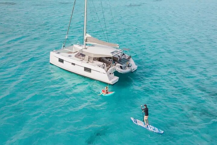Catamaran privatisé au coucher de soleil sur la mer Égée depuis Mykonos