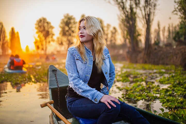 Xochimilco au lever du soleil — cayuco sur les canaux préhispaniques sans touristes